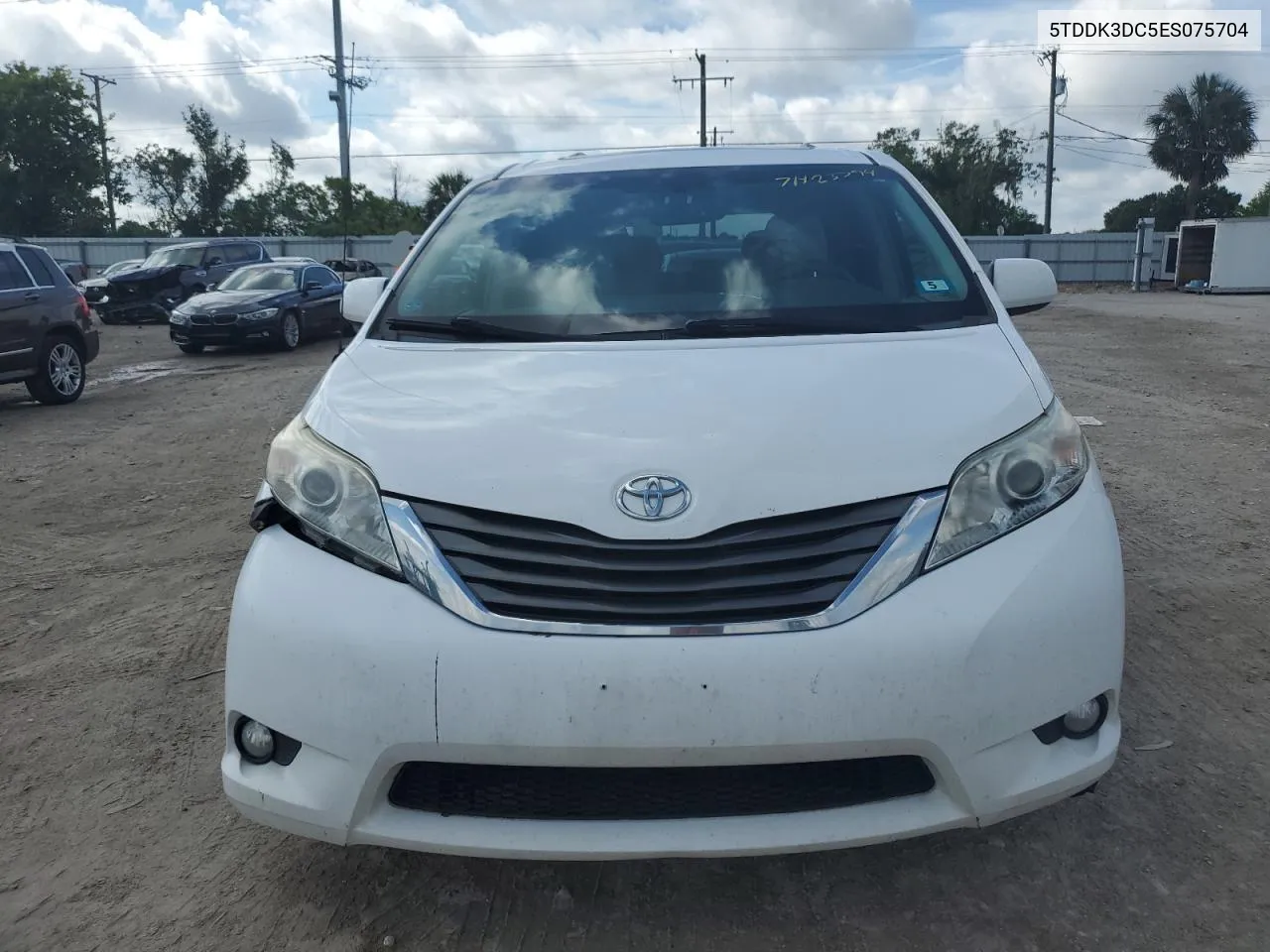 5TDDK3DC5ES075704 2014 Toyota Sienna Xle