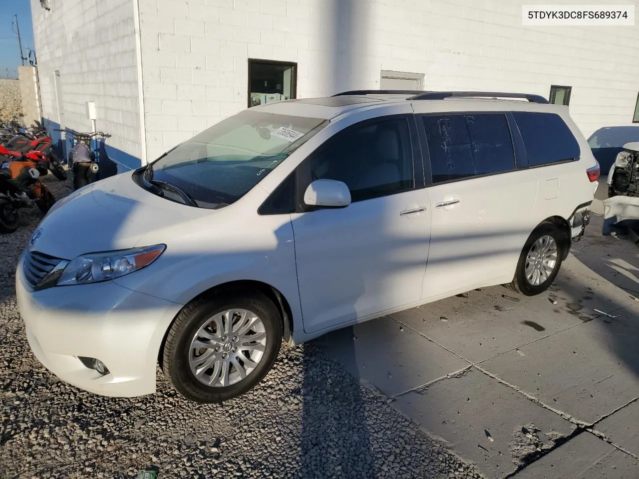 5TDYK3DC8FS689374 2015 Toyota Sienna Xle