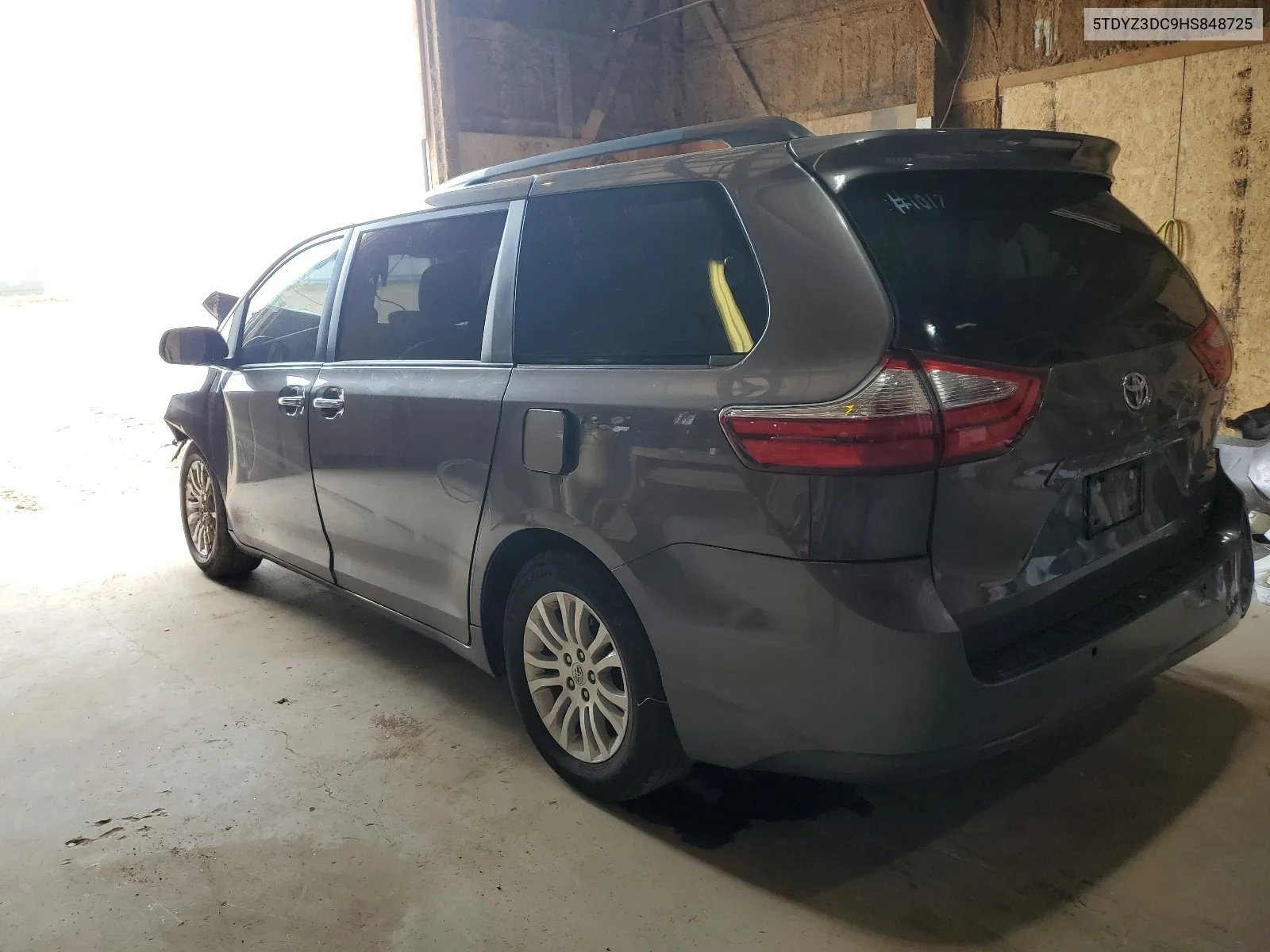 5TDYZ3DC9HS848725 2017 Toyota Sienna Xle