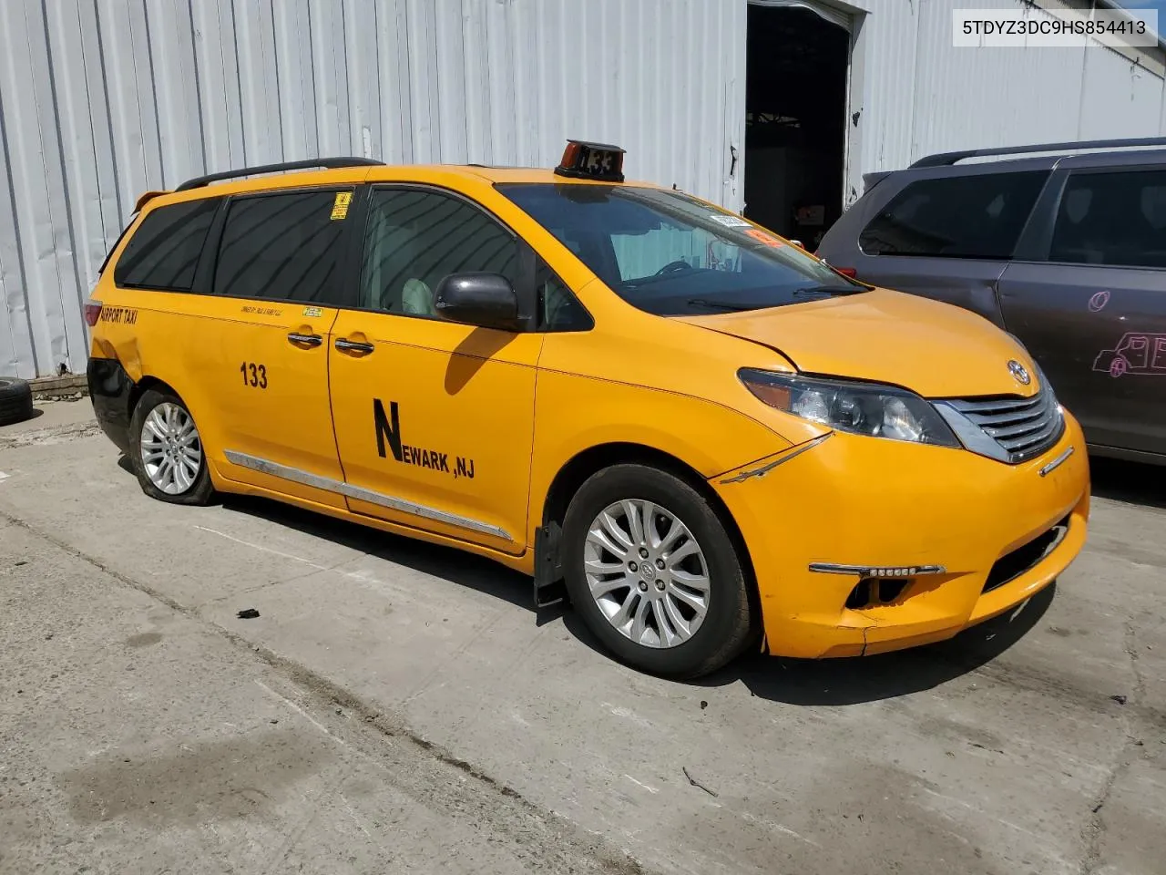 5TDYZ3DC9HS854413 2017 Toyota Sienna Xle