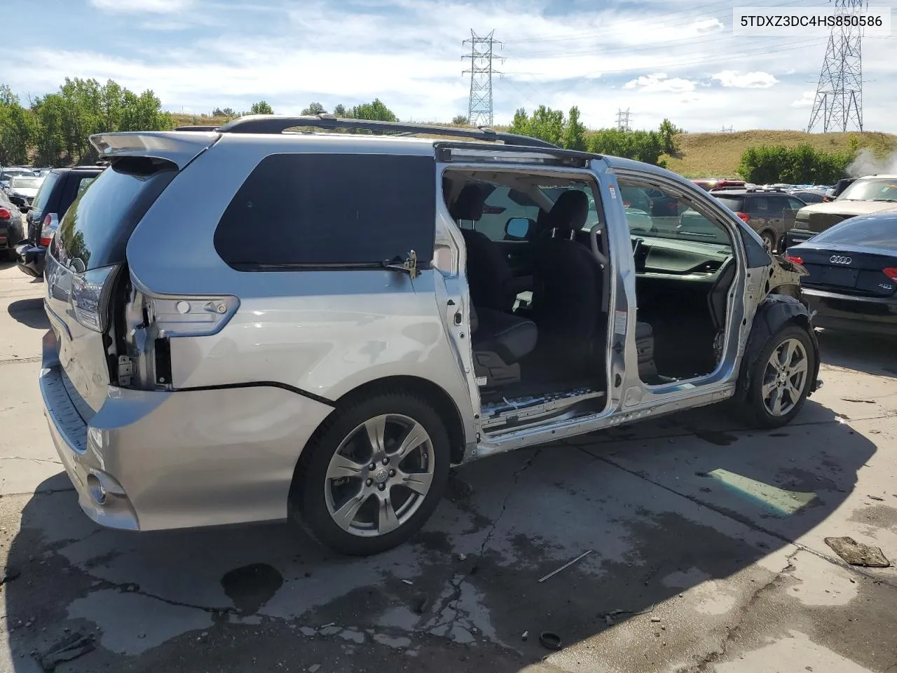 5TDXZ3DC4HS850586 2017 Toyota Sienna Se