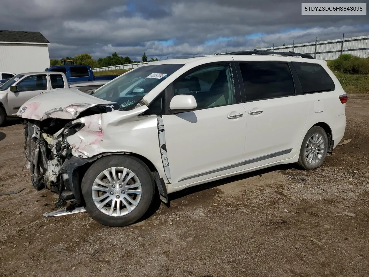 5TDYZ3DC5HS843098 2017 Toyota Sienna Xle