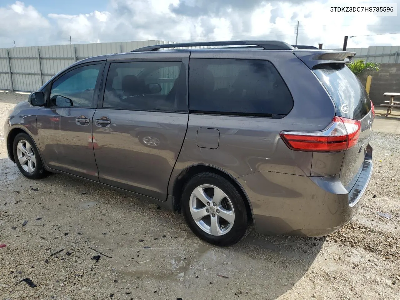 2017 Toyota Sienna Le VIN: 5TDKZ3DC7HS785596 Lot: 73643194