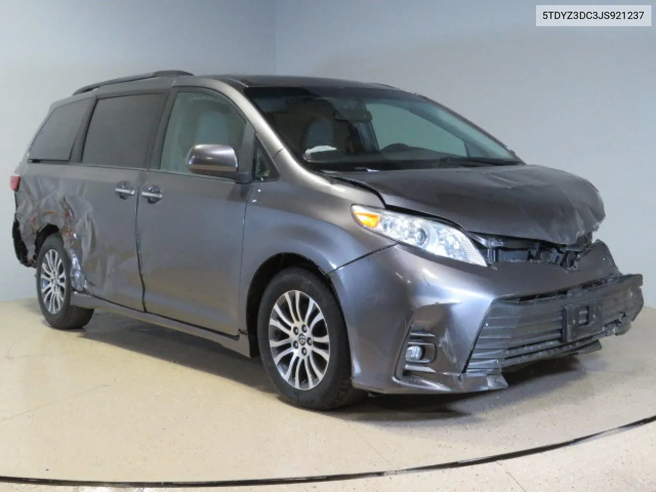 5TDYZ3DC3JS921237 2018 Toyota Sienna Xle