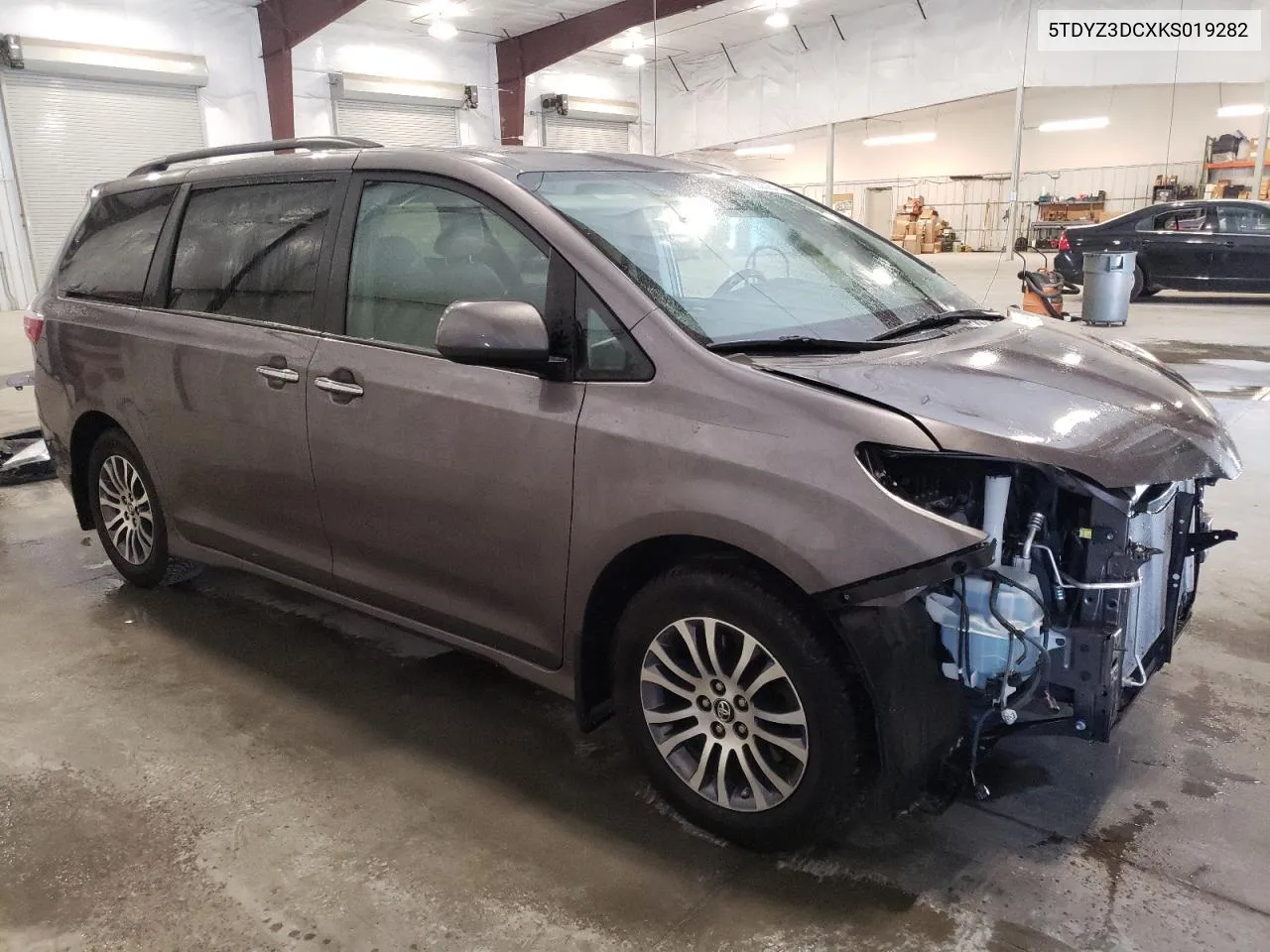 5TDYZ3DCXKS019282 2019 Toyota Sienna Xle