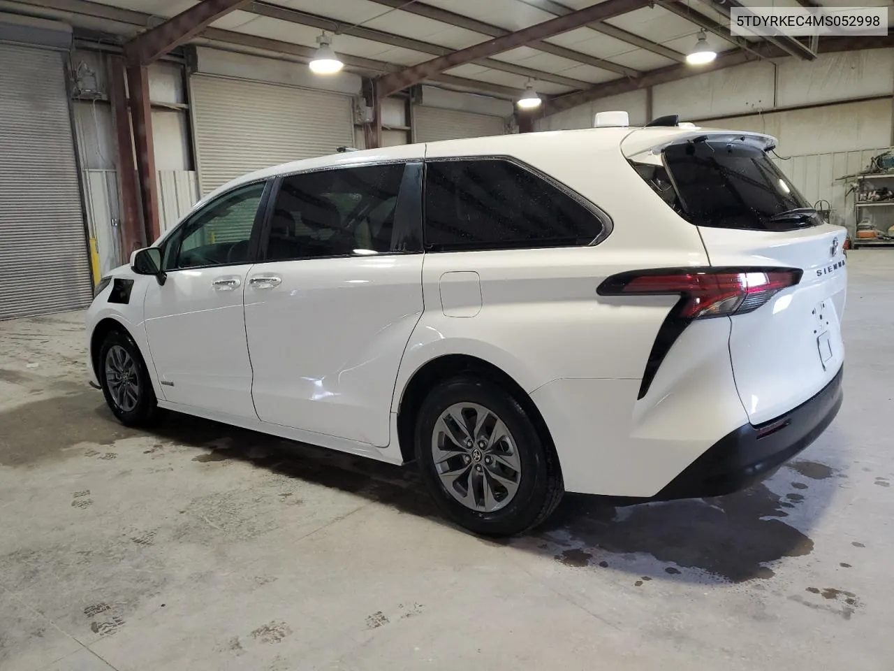 5TDYRKEC4MS052998 2021 Toyota Sienna Xle