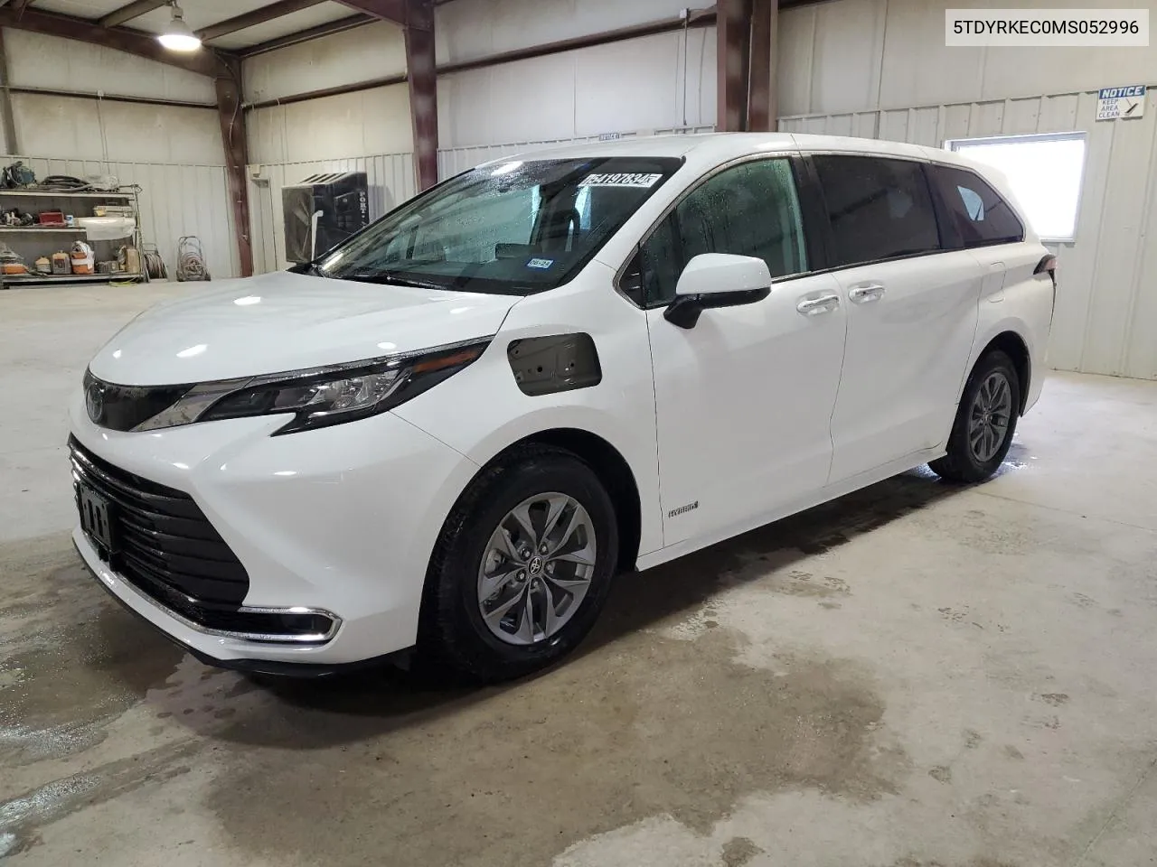 5TDYRKEC0MS052996 2021 Toyota Sienna Xle