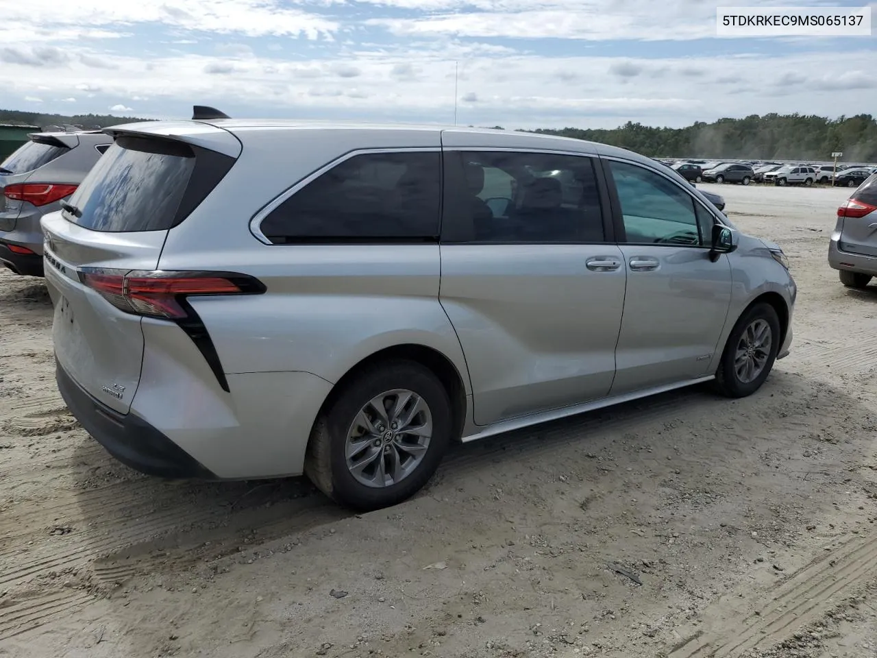 5TDKRKEC9MS065137 2021 Toyota Sienna Le