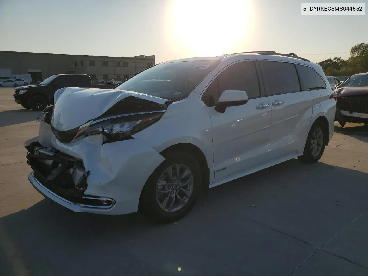 5TDYRKEC5MS044652 2021 Toyota Sienna Xle