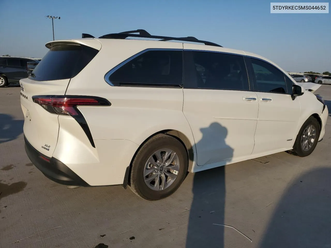 5TDYRKEC5MS044652 2021 Toyota Sienna Xle