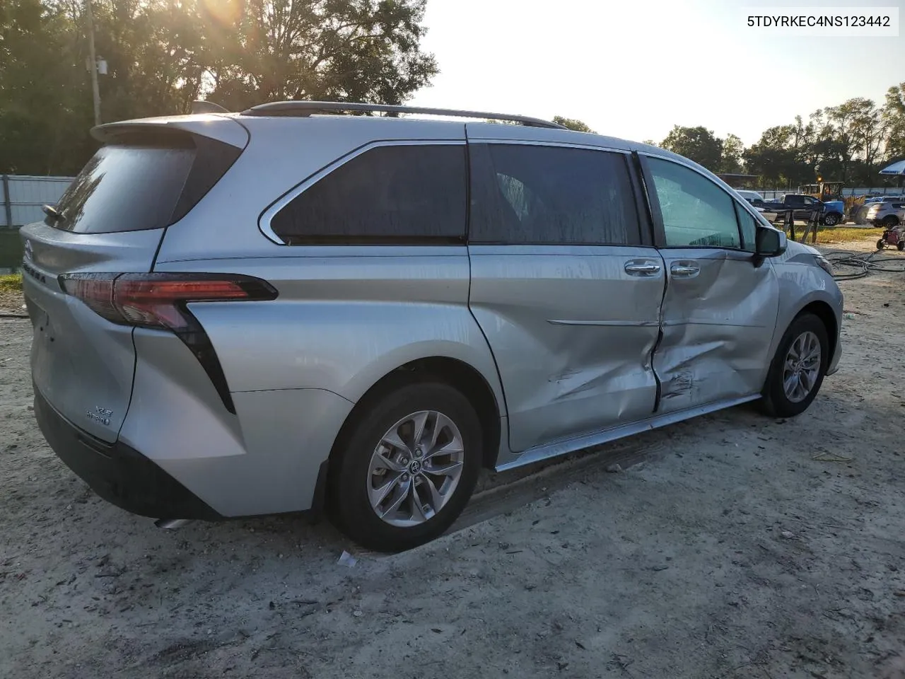 5TDYRKEC4NS123442 2022 Toyota Sienna Xle