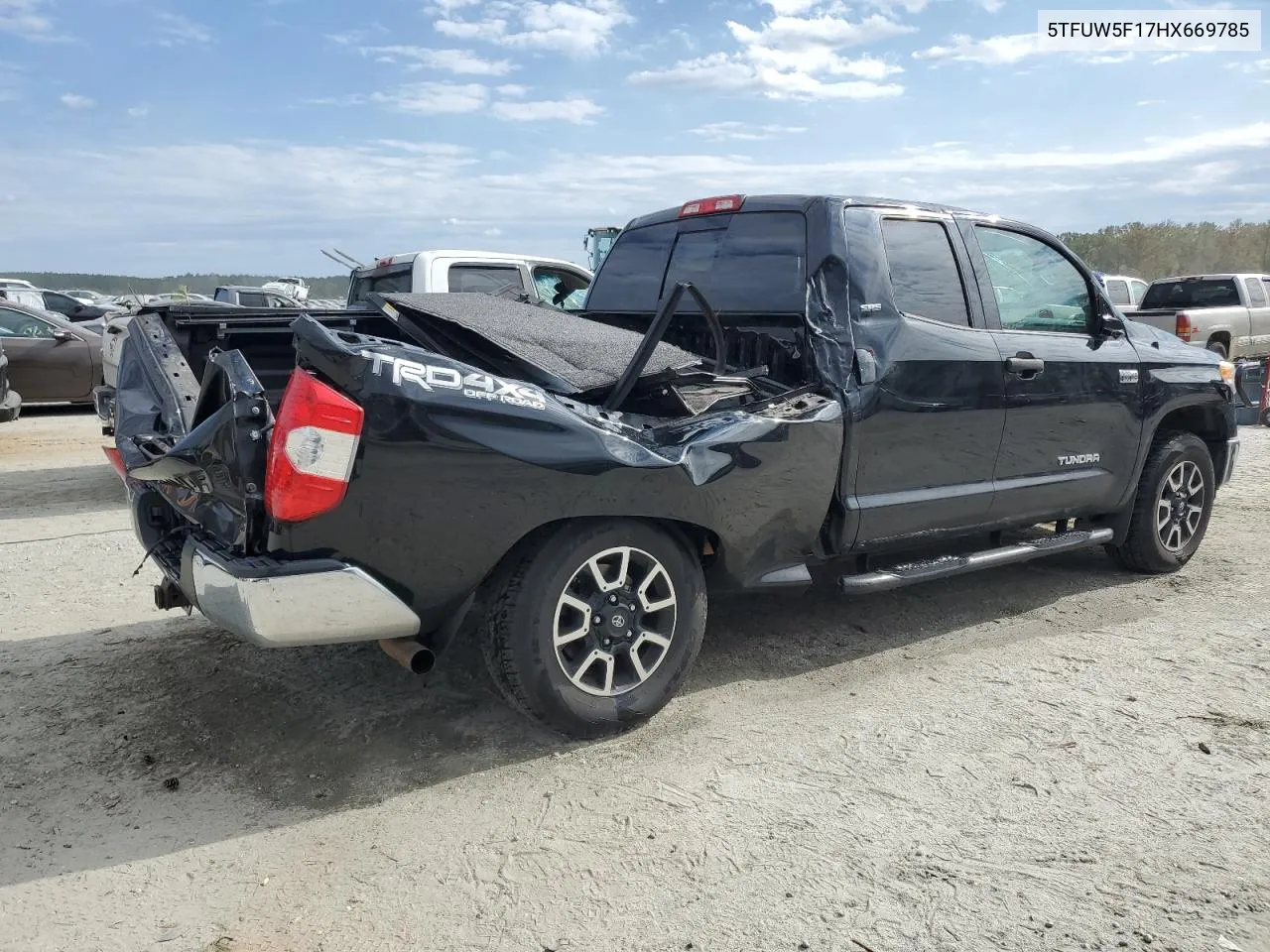 5TFUW5F17HX669785 2017 Toyota Tundra Double Cab Sr