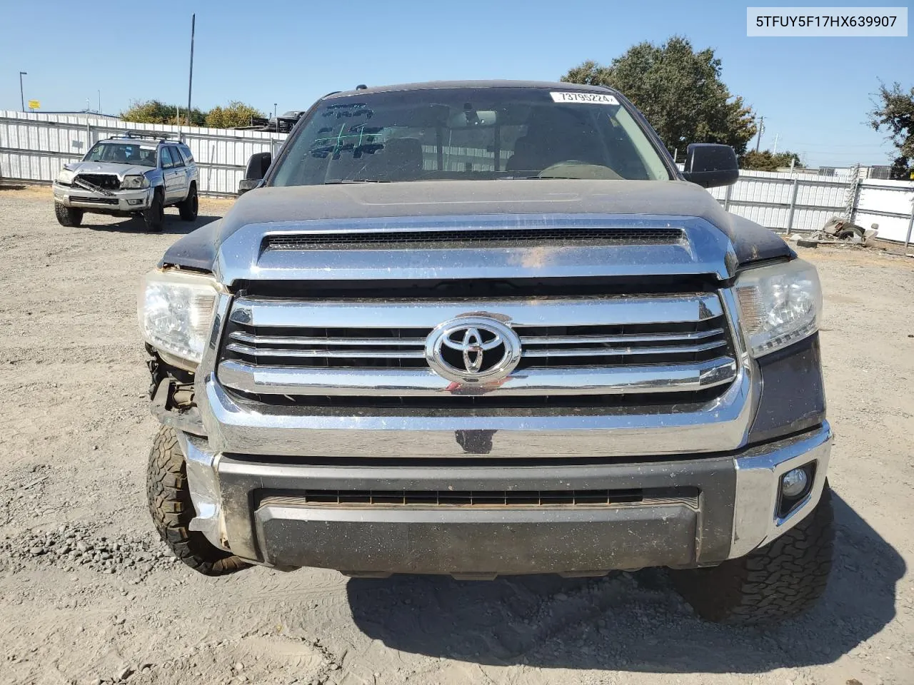 5TFUY5F17HX639907 2017 Toyota Tundra Double Cab Sr