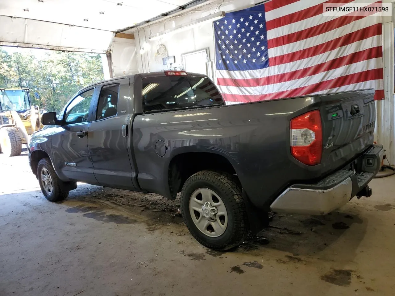 5TFUM5F11HX071598 2017 Toyota Tundra Double Cab Sr