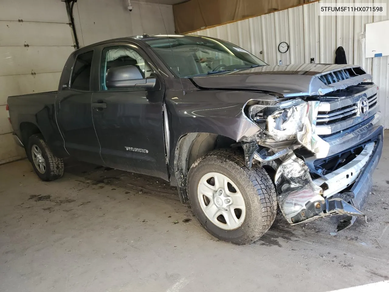 5TFUM5F11HX071598 2017 Toyota Tundra Double Cab Sr