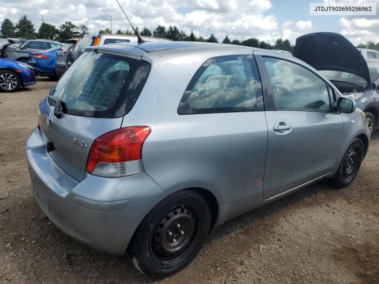 2009 Toyota Yaris VIN: JTDJT903695256962 Lot: 64664184