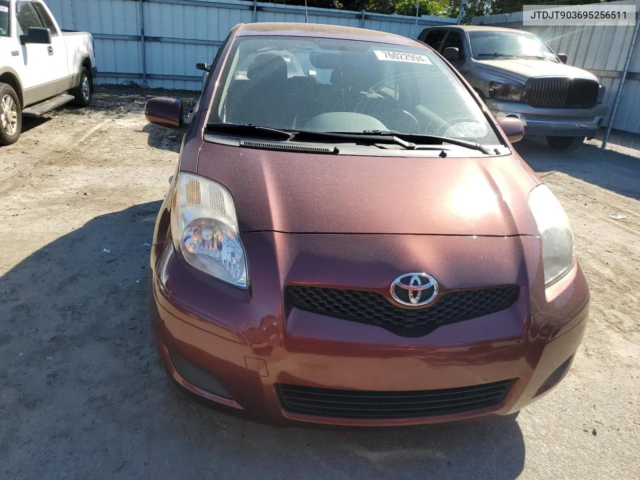 2009 Toyota Yaris VIN: JTDJT903695256511 Lot: 76022994