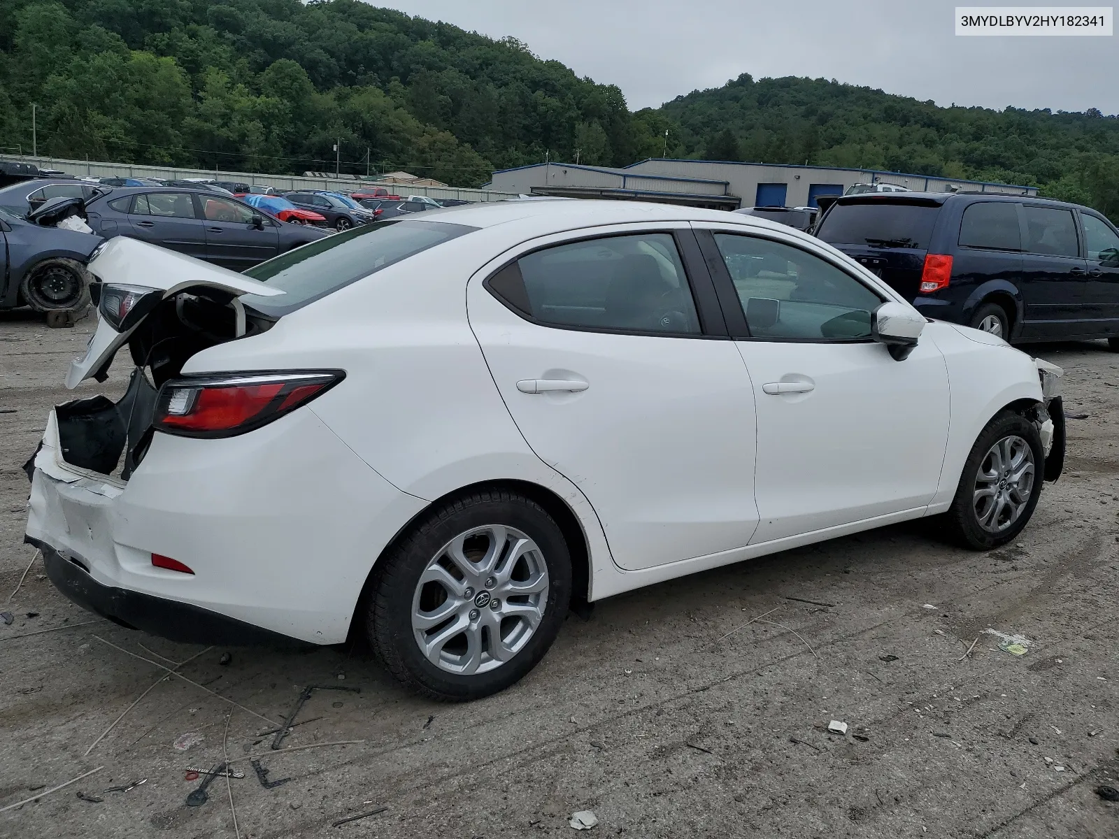 3MYDLBYV2HY182341 2017 Toyota Yaris Ia