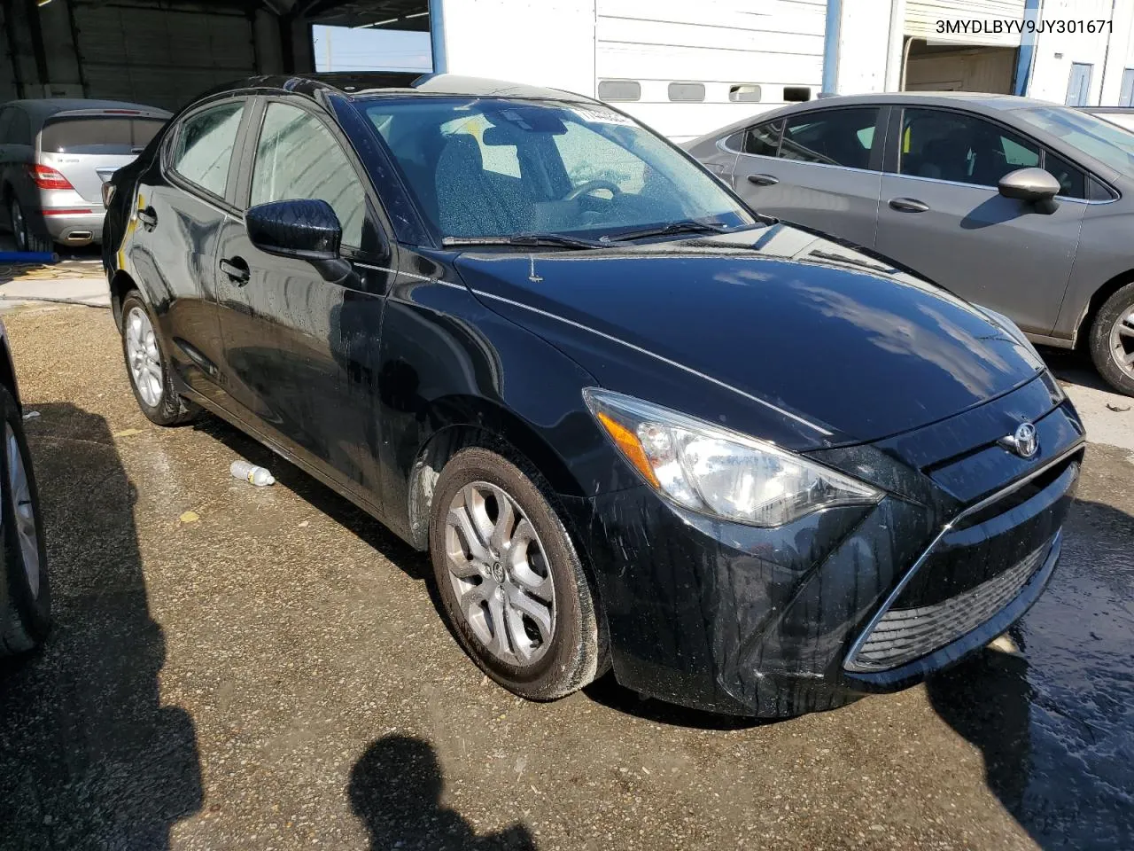 3MYDLBYV9JY301671 2018 Toyota Yaris Ia