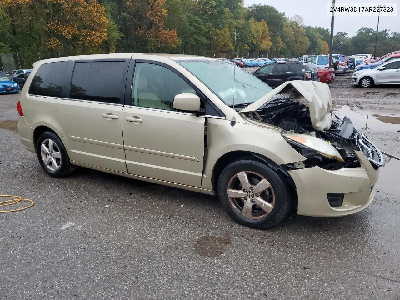 2V4RW3D17AR227323 2010 Volkswagen Routan Se