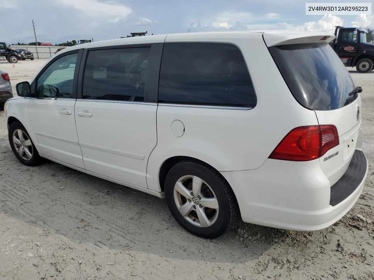 2010 Volkswagen Routan Se VIN: 2V4RW3D12AR295223 Lot: 73876934