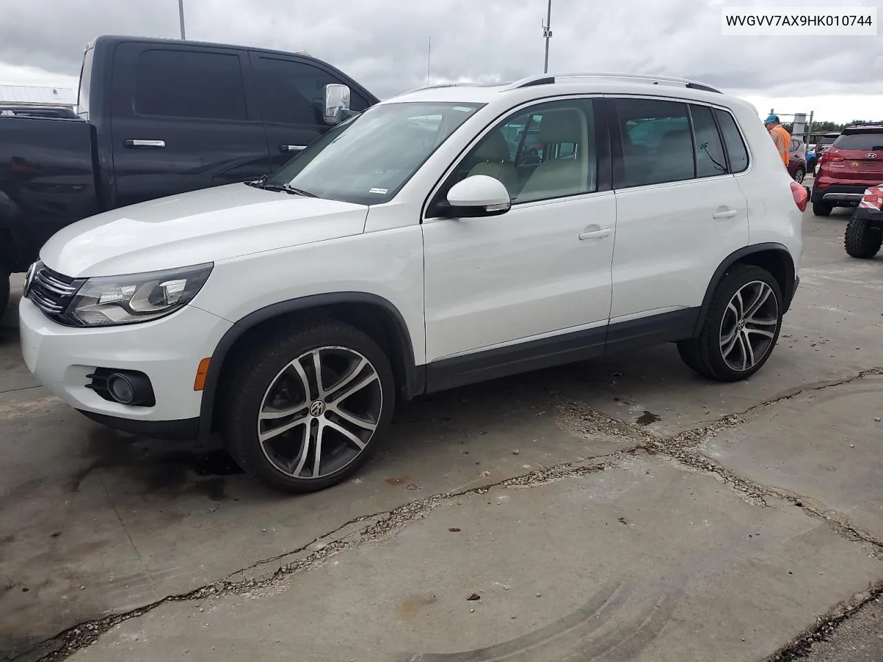 WVGVV7AX9HK010744 2017 Volkswagen Tiguan Sel