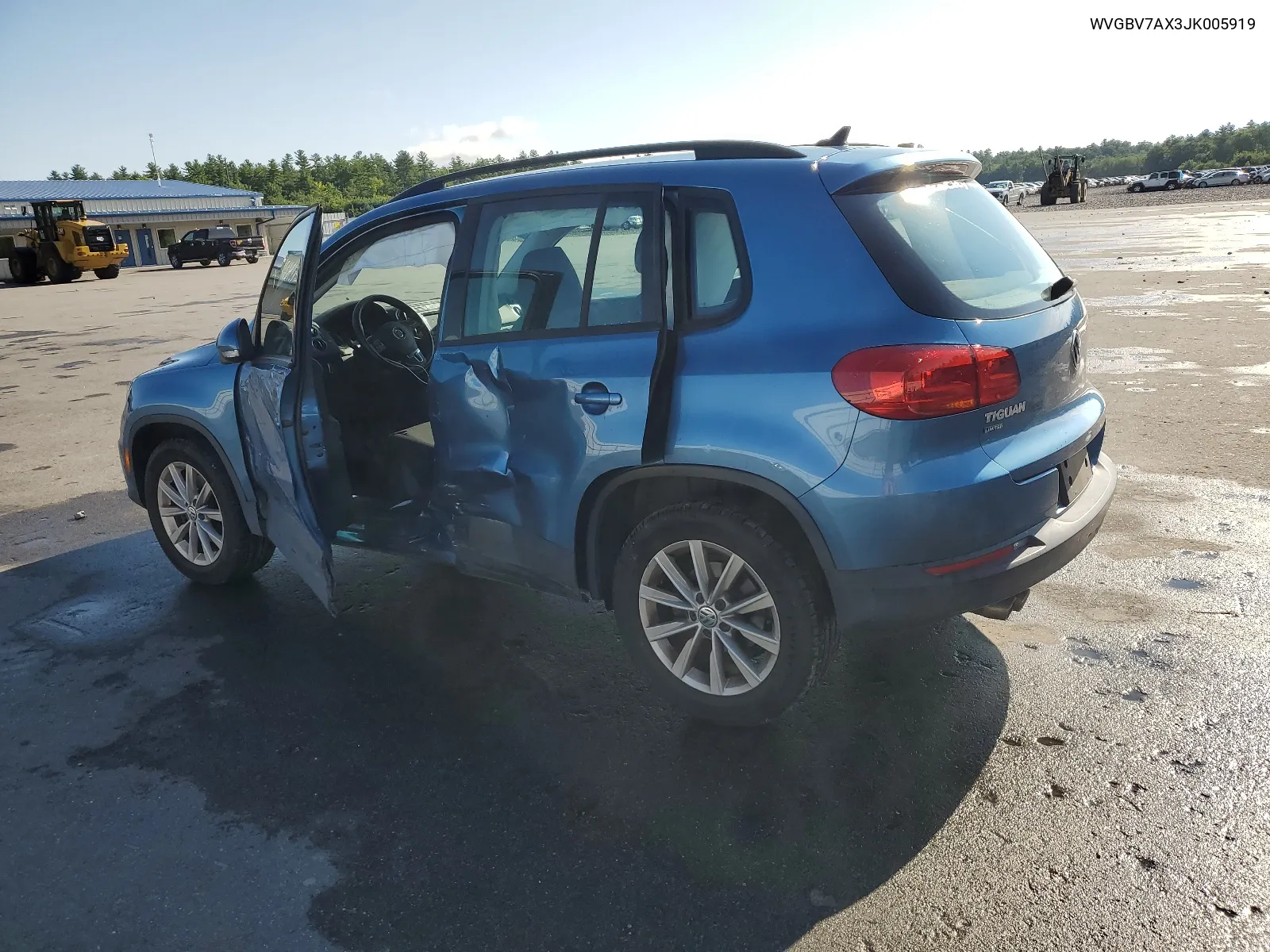 WVGBV7AX3JK005919 2018 Volkswagen Tiguan Limited