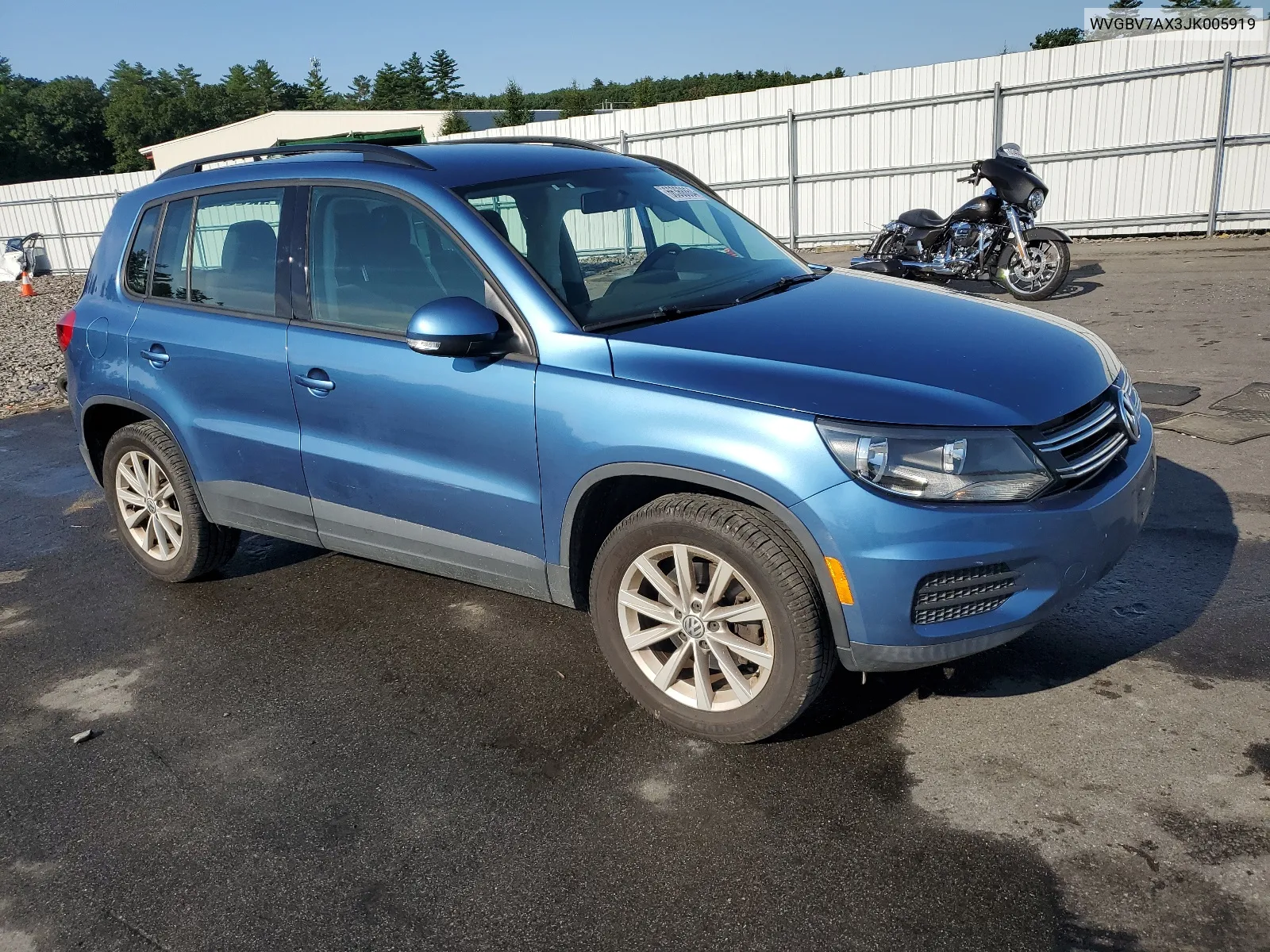 WVGBV7AX3JK005919 2018 Volkswagen Tiguan Limited