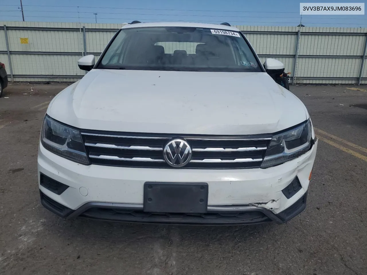 3VV3B7AX9JM083696 2018 Volkswagen Tiguan Se