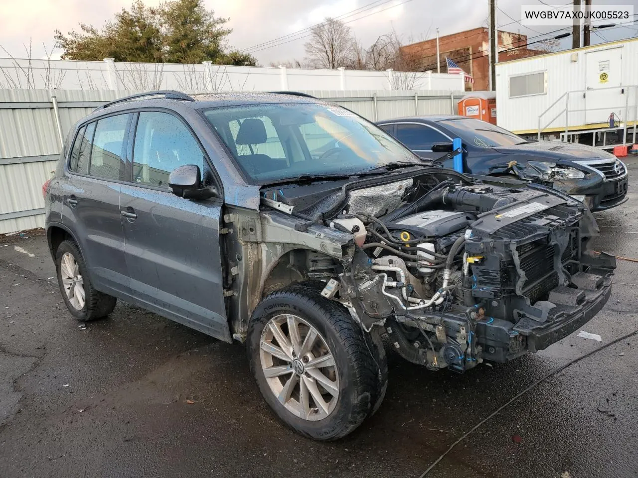 WVGBV7AX0JK005523 2018 Volkswagen Tiguan Limited