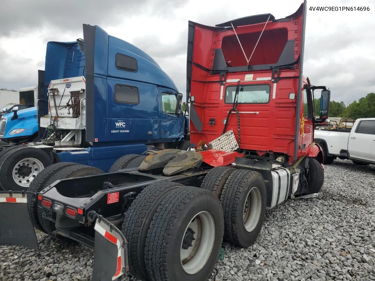 4V4WC9EG1PN614696 2023 Volvo Vnr