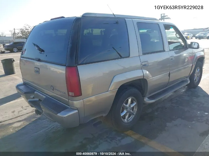 2000 Cadillac Escalade Standard VIN: 1GYEK63R5YR229028 Lot: 40560879