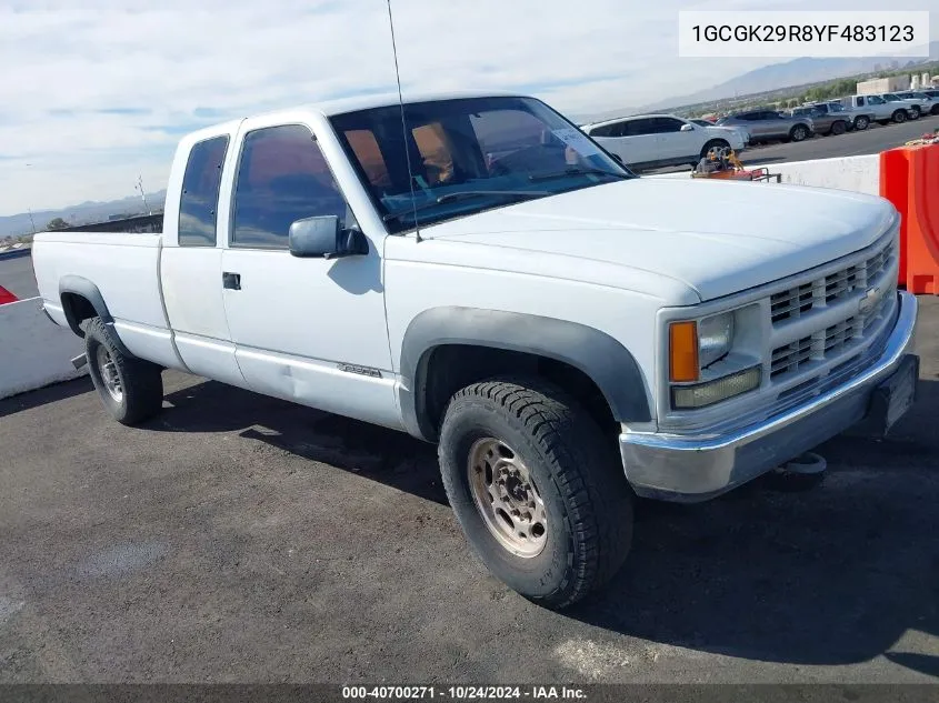 2000 Chevrolet K2500 VIN: 1GCGK29R8YF483123 Lot: 40700271