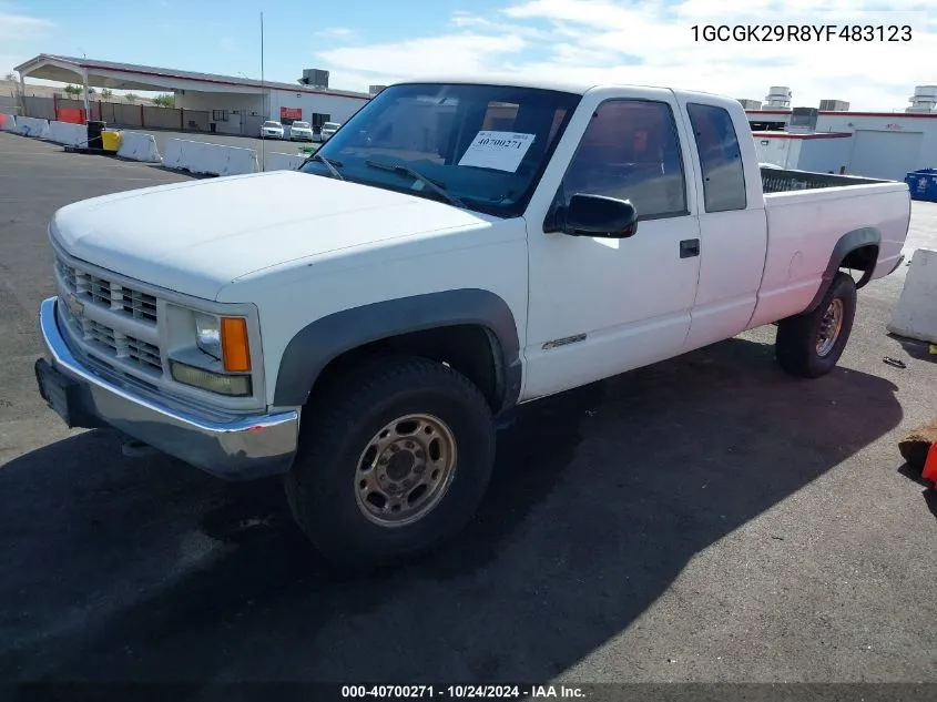 2000 Chevrolet K2500 VIN: 1GCGK29R8YF483123 Lot: 40700271