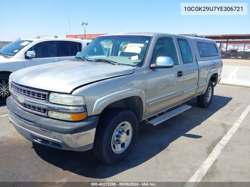 2000 Chevrolet Silverado K2500 VIN: 1GCGK29U7YE306721 Lot: 40272295