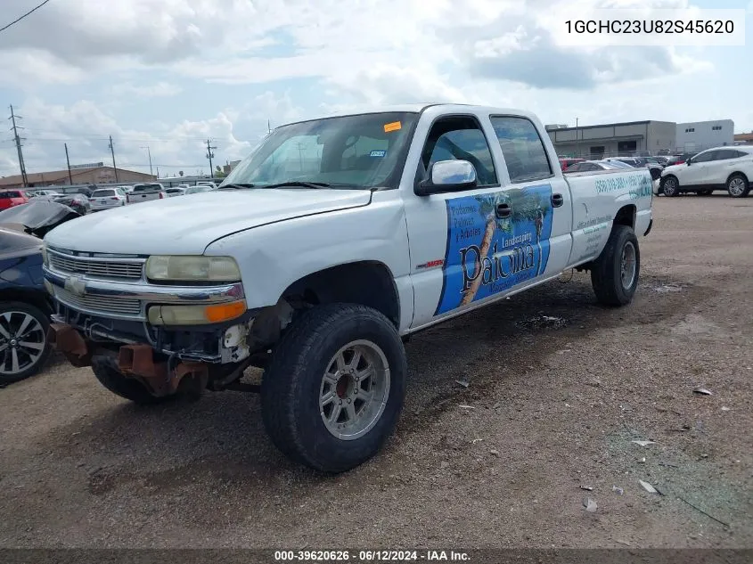 2002 Chevrolet Silverado VIN: 1GCHC23U82S45620 Lot: 39620626