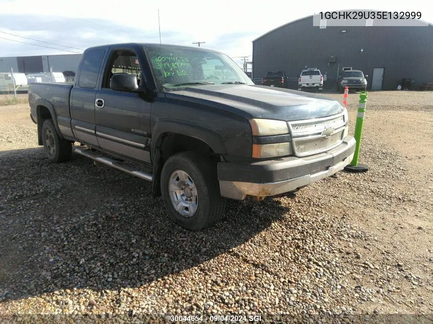 2005 Chevrolet Silverado K2500 Heavy Duty VIN: 1GCHK29U35E132999 Lot: 30044654