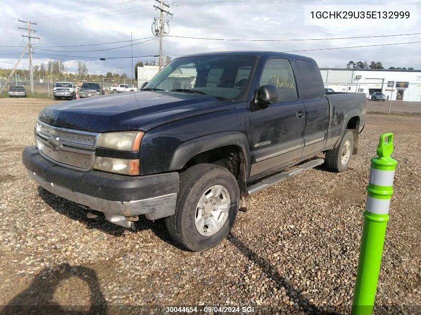 2005 Chevrolet Silverado K2500 Heavy Duty VIN: 1GCHK29U35E132999 Lot: 30044654