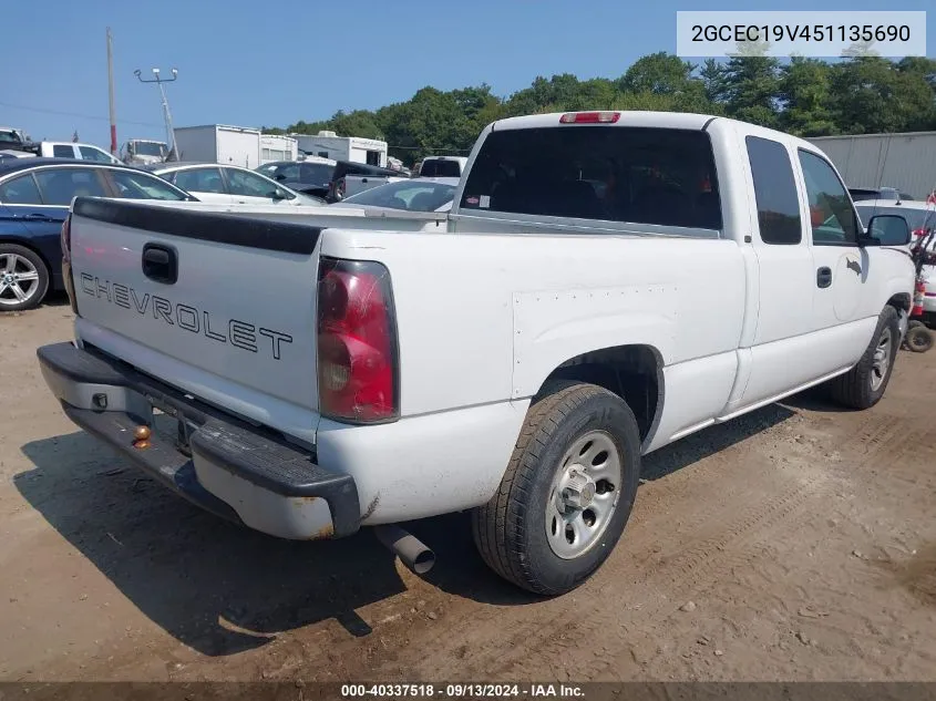 2005 Chevrolet Silverado 1500 Work Truck VIN: 2GCEC19V451135690 Lot: 40337518