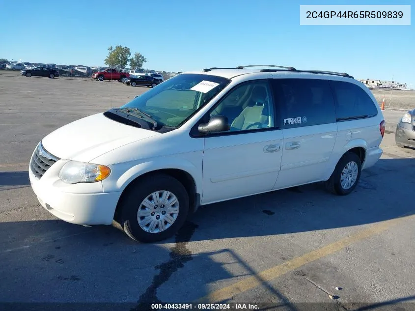 2005 Chrysler Town & Country Lx VIN: 2C4GP44R65R509839 Lot: 40433491