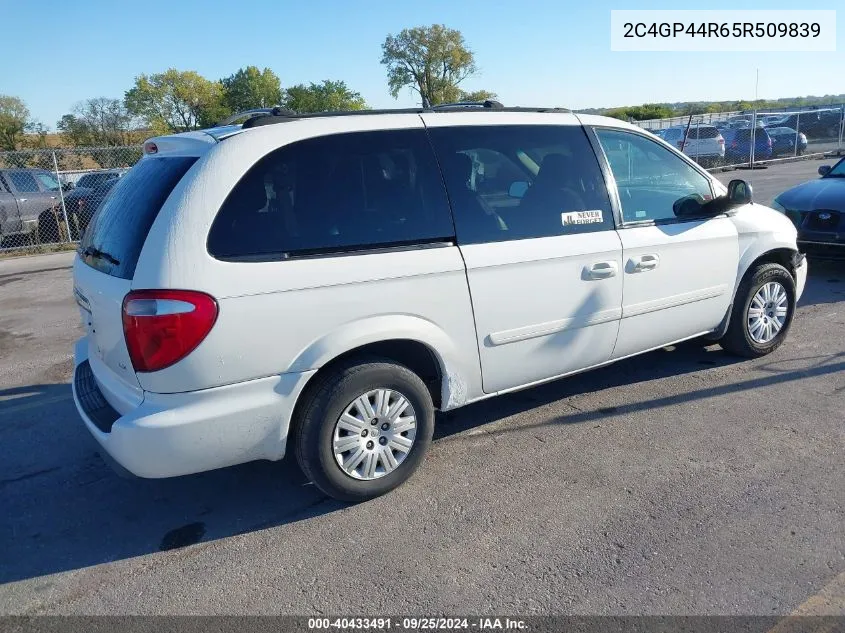 2005 Chrysler Town & Country Lx VIN: 2C4GP44R65R509839 Lot: 40433491