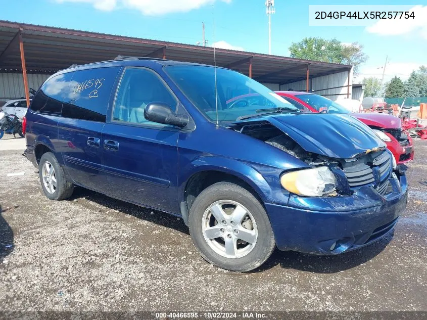 2005 Dodge Grand Caravan Sxt VIN: 2D4GP44LX5R257754 Lot: 40466595