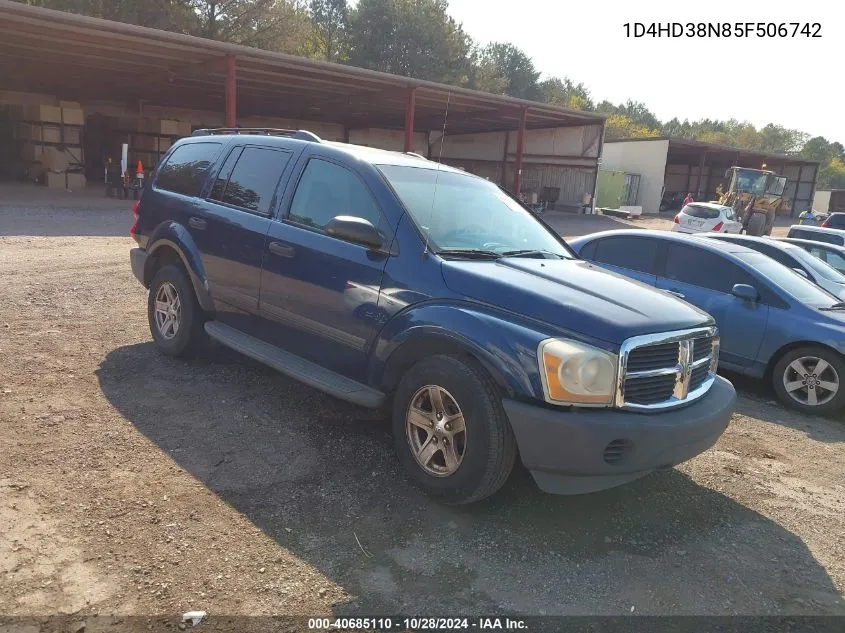 1D4HD38N85F506742 2005 Dodge Durango St