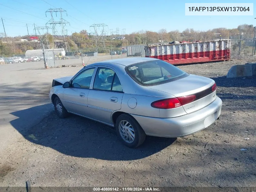 1999 Ford Escort Se VIN: 1FAFP13P5XW137064 Lot: 40805142