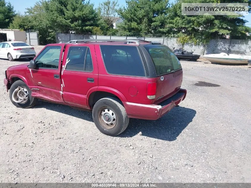 1997 GMC Jimmy VIN: 1GKDT13W2V2570225 Lot: 40335846