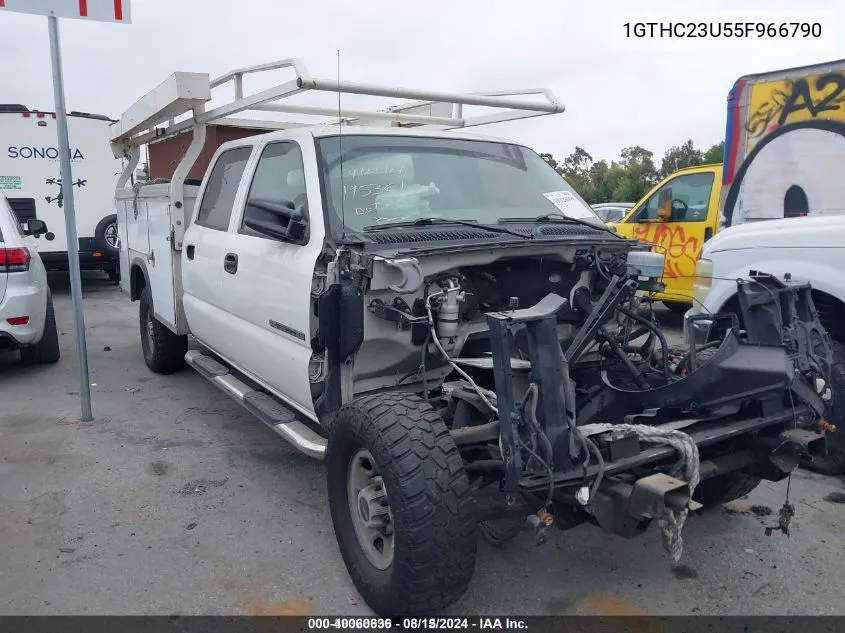 2005 GMC Sierra 2500Hd Work Truck VIN: 1GTHC23U55F966790 Lot: 40060636