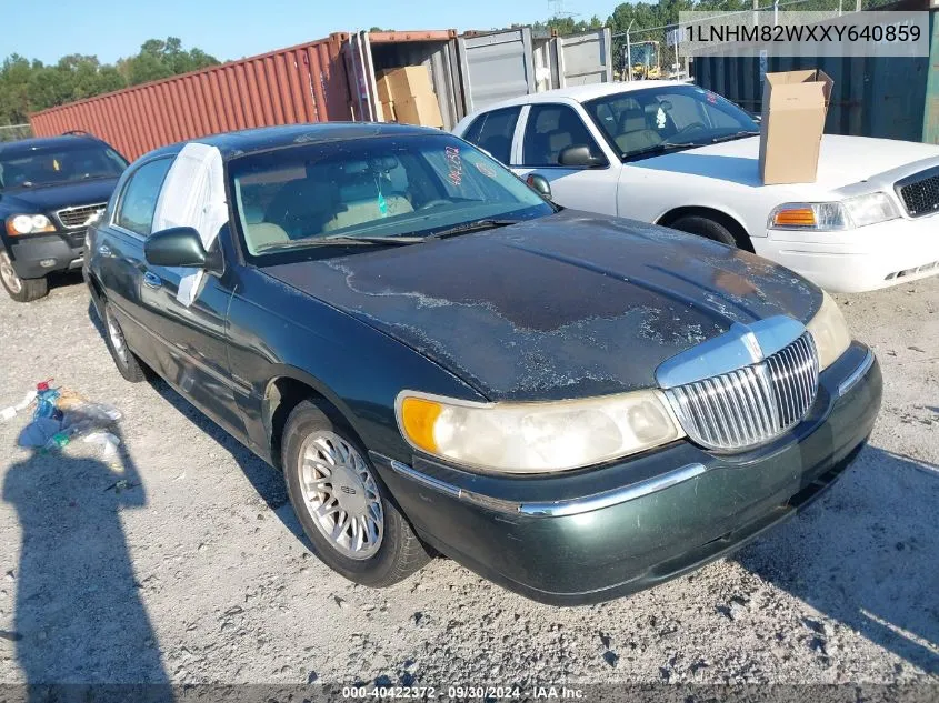 1999 Lincoln Town Car Signature VIN: 1LNHM82WXXY640859 Lot: 40422372