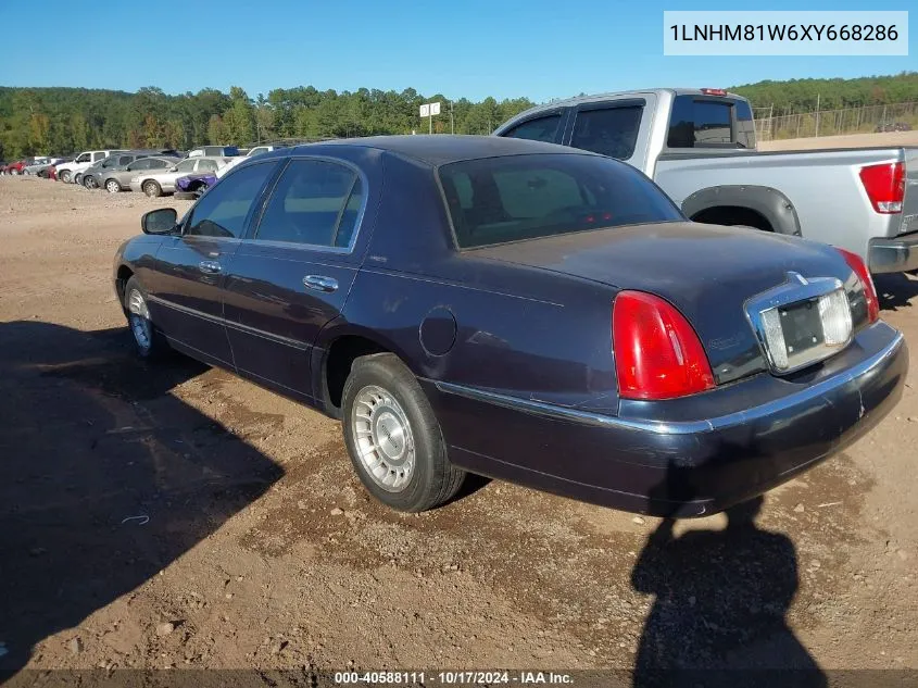 1999 Lincoln Town Car Executive VIN: 1LNHM81W6XY668286 Lot: 40588111