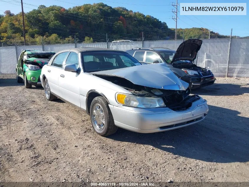 1999 Lincoln Town Car Signature VIN: 1LNHM82W2XY610979 Lot: 40651119