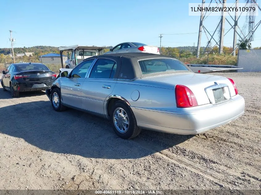 1999 Lincoln Town Car Signature VIN: 1LNHM82W2XY610979 Lot: 40651119